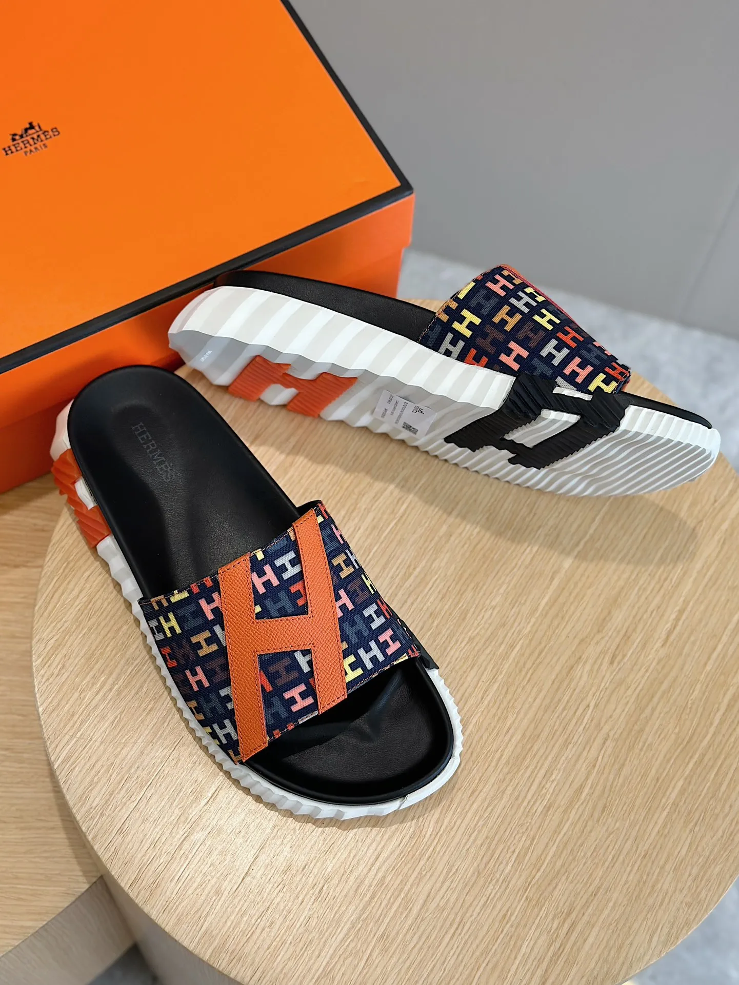 Factory price: 360💰Hermès [HERMÈS] Top Herme*H Home Hermès Men's Sandals and Slippers-Original Reproduction. Purchase the original version and make it one to one. The outsole is privately molded. The color of the outsole corresponding to each color is the same as the original version. Come to those who know the stuff 💪 The ultra-light soles are designed in contrasting colors, and they feel so comfortable on your feet! Calfskin, cowhide feet, private model outsole. Size: 39-44 (customized at 38.45)